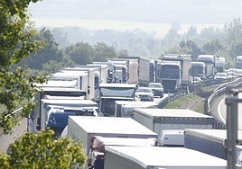 El accidente ha provocado retenciones kilométricas en la A-1, en las inmediaciones de la salida de Lopidana.