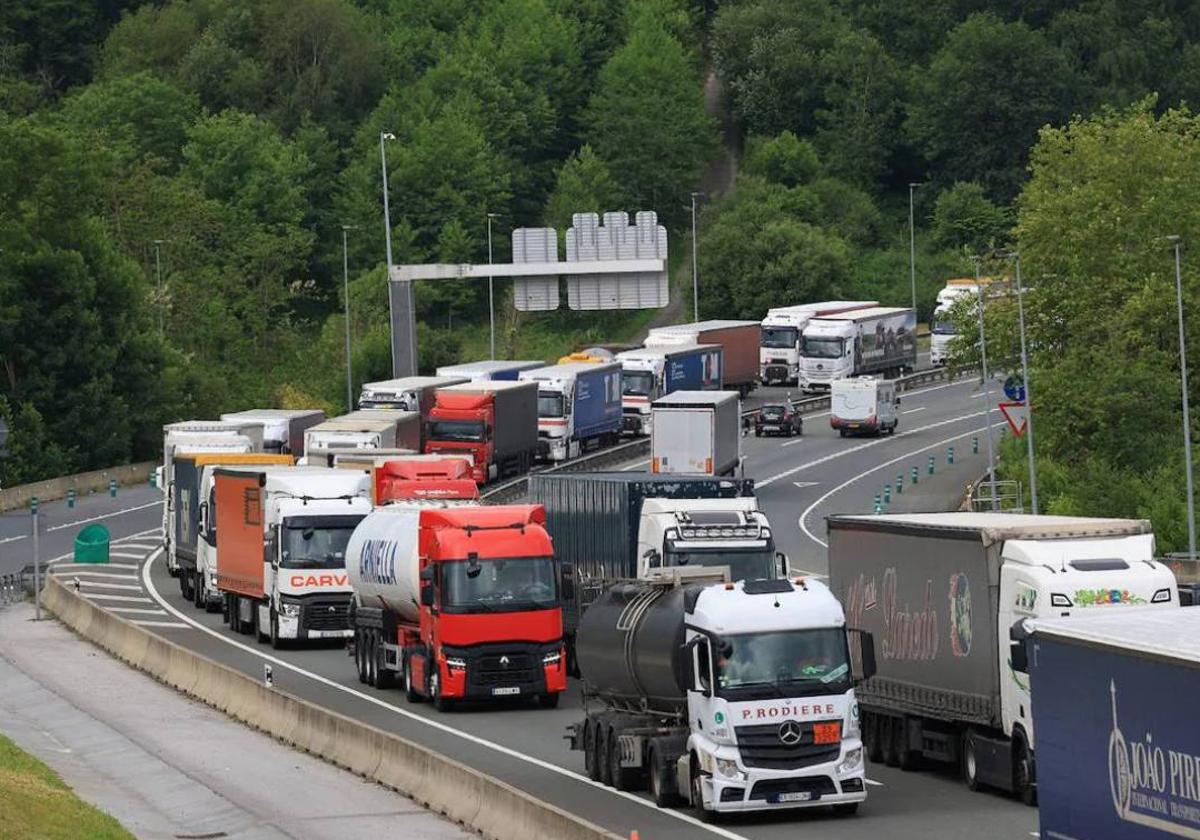 Polémica en Gipuzkoa por el colapso histórico de tráfico generado el martes por los tractoristas