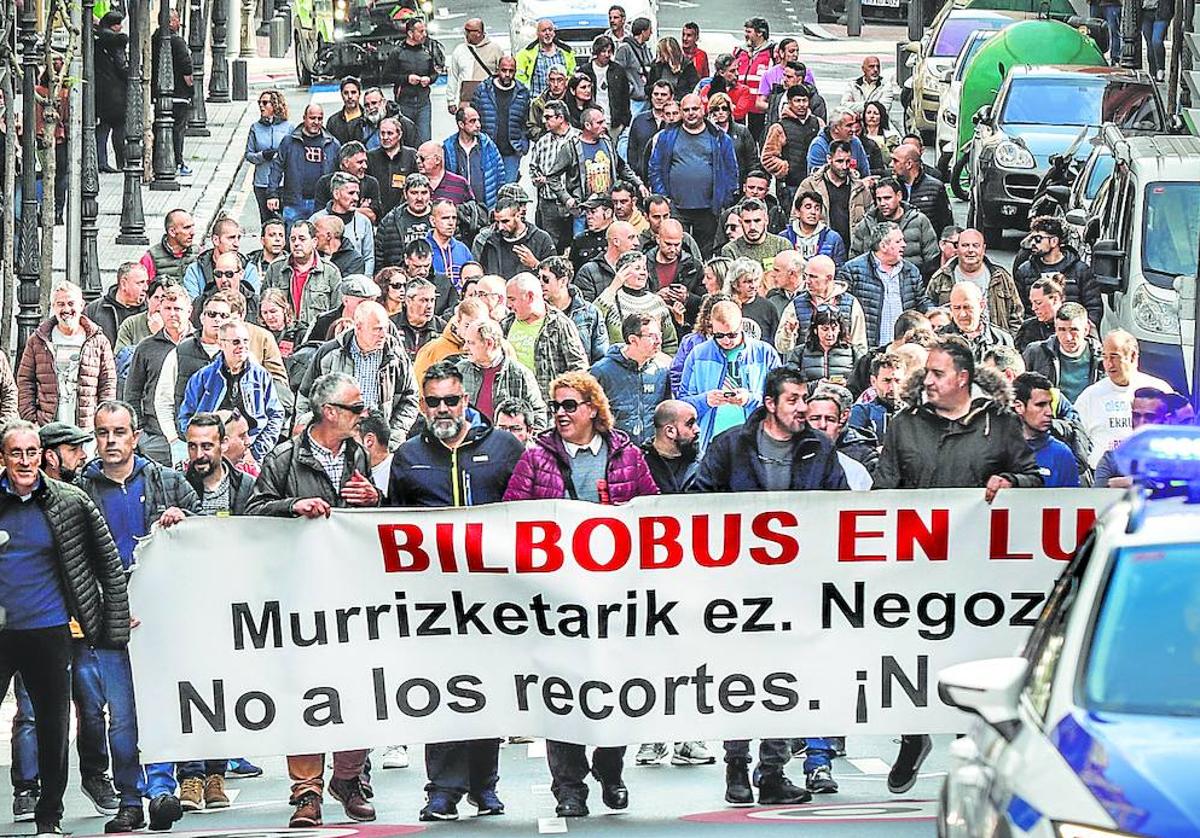 Trabajadores de Bilbobus se manifiestan durante una jornada de huelga.