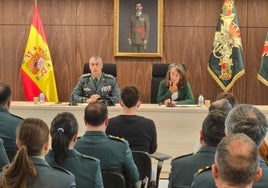 José Antonio Mingorance y Marisol Garmendia han presentado este miércoles la jornada en el cuartel de Vitoria.