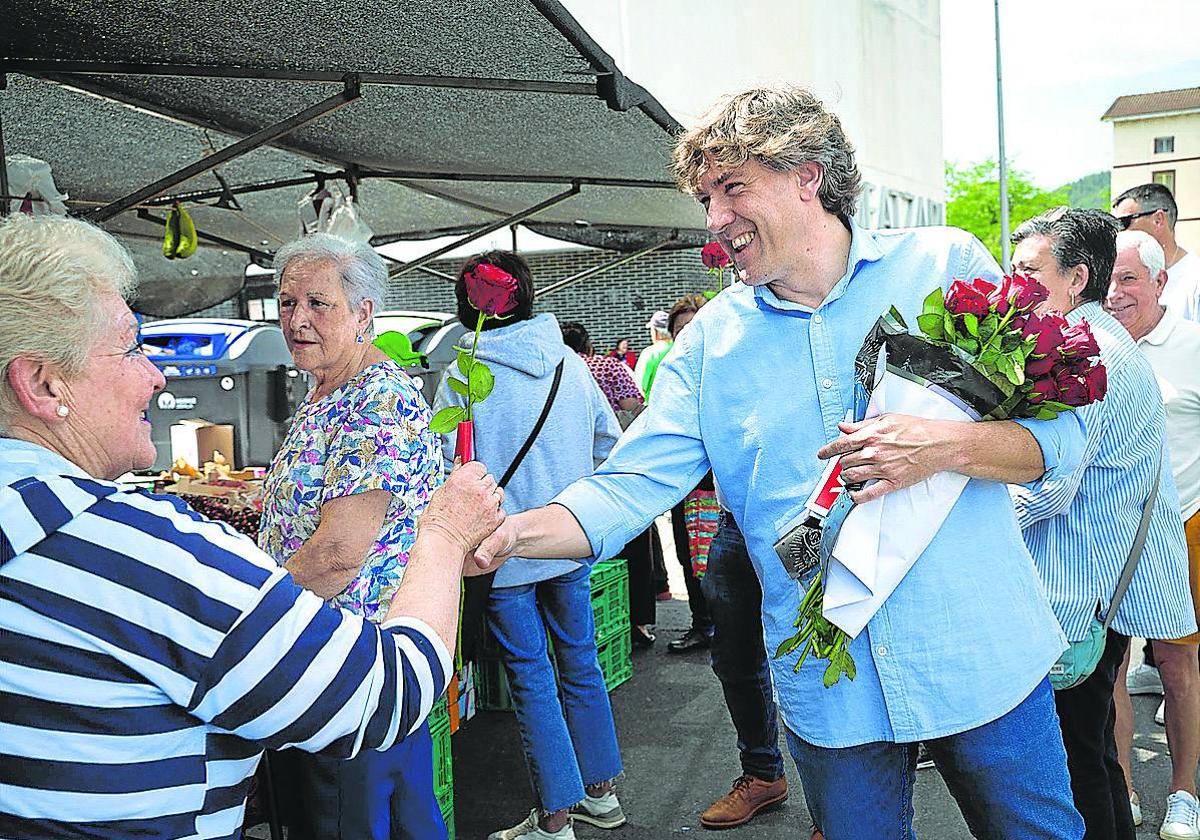 Andueza visitó ayer Muskiz, localidad con alcalde del PSE-EE desde las elecciones de mayo del año pasado.