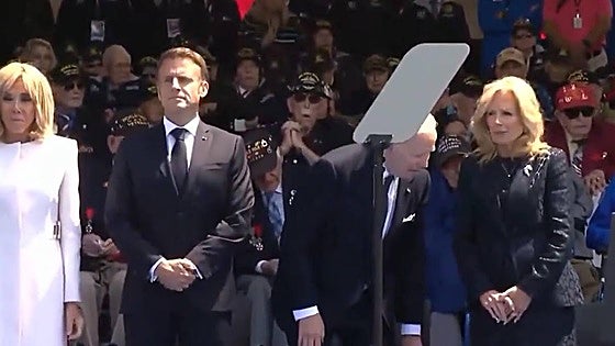 Joe Biden intenta sentarse en una silla inexistente