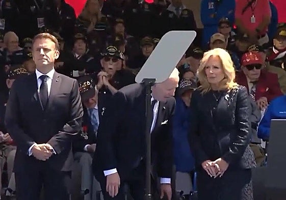 Joe Biden intenta sentarse en una silla inexistente