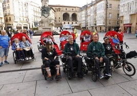Los protagonistas del viaje posan en la plaza de la Virgen Blanca.