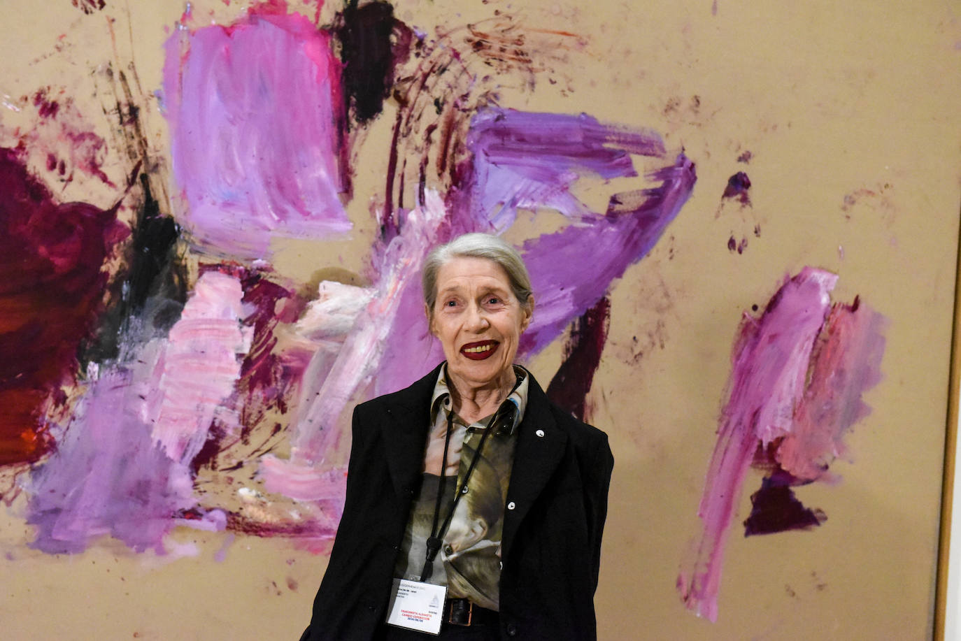 Martha Jungwirth, ante una obra de su serie 'Australidelphia', inspirada por los incendios de Australia de 2019.