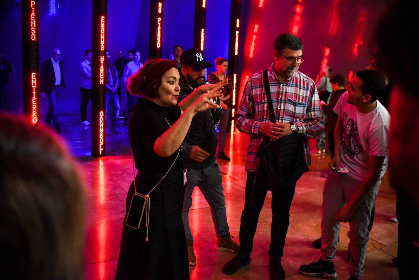 Ante la obra 'Instalación para Bilbao', de Jenny Holzer.