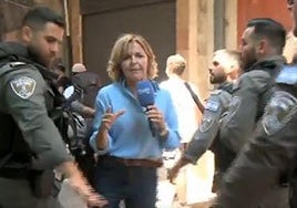 La periodista Almudena Ariza, acosada e increpada durante una conexión en directo en Jerusalén