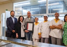 El director de Kurutziaga, Urko Rodríguez, junto al personal de cocina y responsables de la organización.