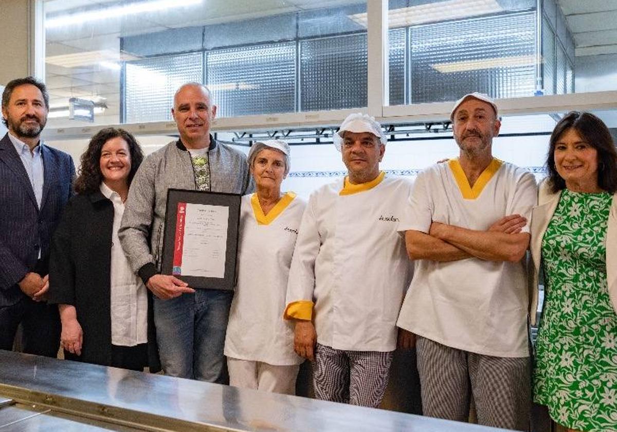 El director de Kurutziaga, Urko Rodríguez, junto al personal de cocina y responsables de la organización.