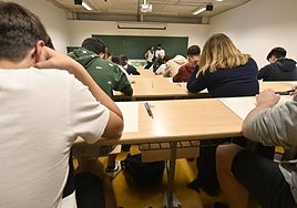 Jóvenes realizando la Selectividad en un centro vasco.