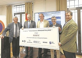 El arqueólogo José Luis Casabán, segundo por la derecha, en el momento de recibir el cheque.