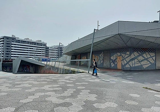 Tanto en su nivel inferior como superior, la plaza Pormetxeta cuenta con locales sin uso desde 2010.