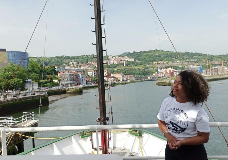 Adriana Angulo, una de las tripulantes, durante la visita al 'Arctic Sunrise'.