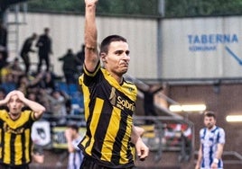 Aitor Villar celebra el segundo gol que le hizo al Beasain ante el asombro de Arzuaga.