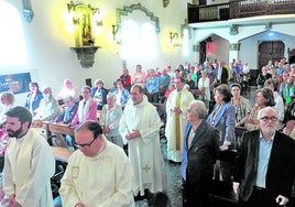 El obispo de Bilbao, Joseba Segura, se acerca al altar precedido por los otros sacerdotes.