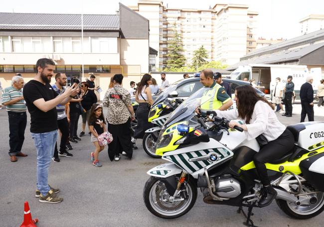 Un vitoriano saca fotos a una joven en una de las motos del instituto armado.