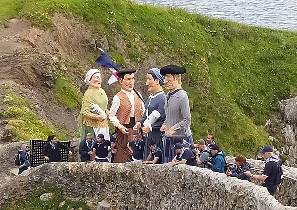 Imagen secundaria 1 - Trece gigantes conquistan San Juan de Gaztelugatxe