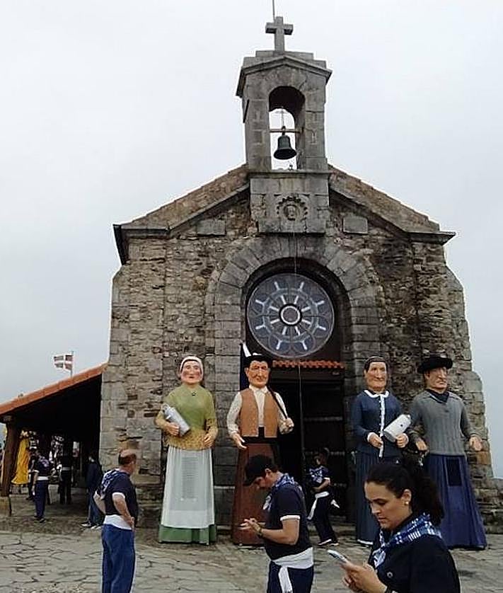 Imagen secundaria 2 - Trece gigantes conquistan San Juan de Gaztelugatxe