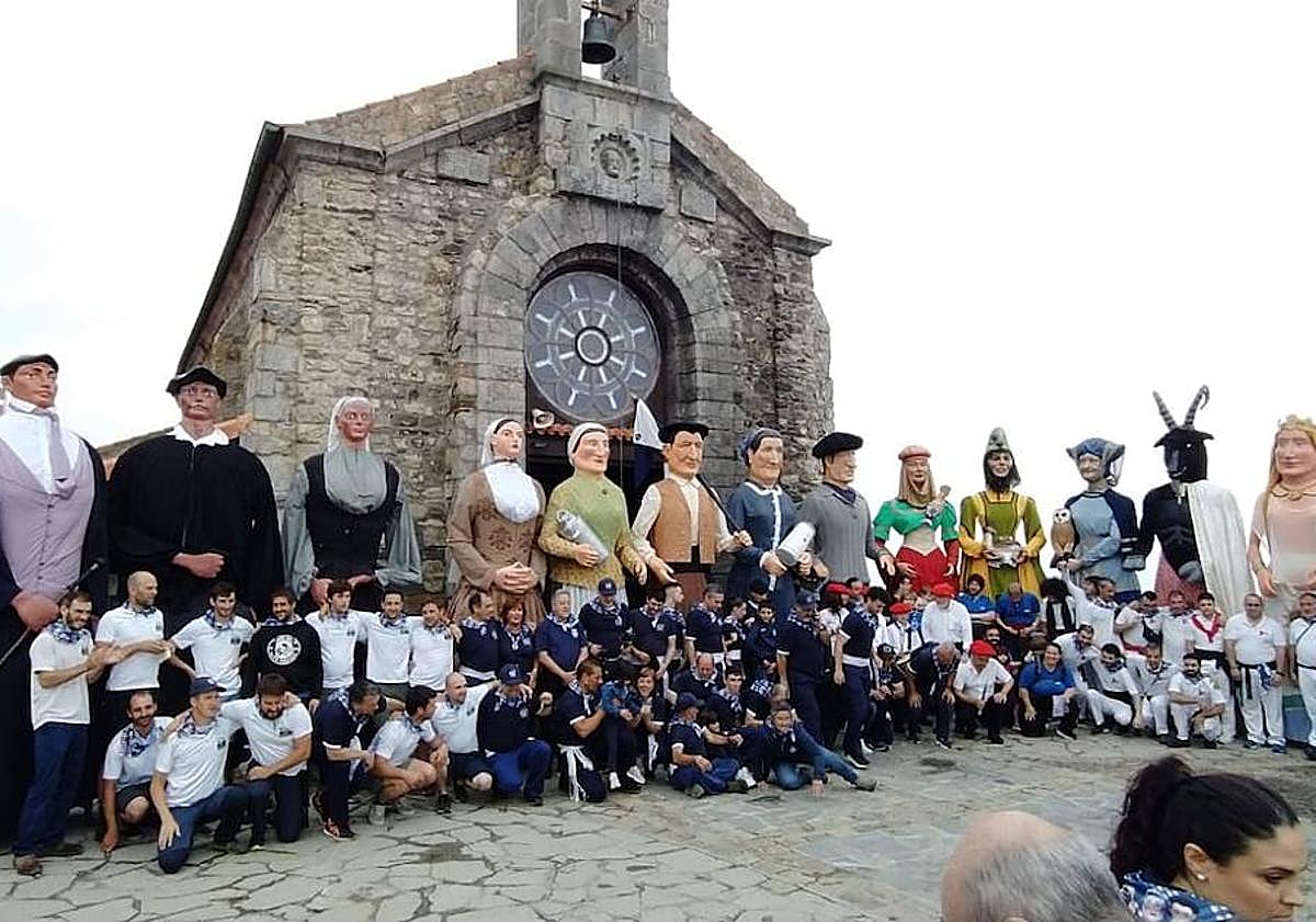 Imagen principal - Trece gigantes conquistan San Juan de Gaztelugatxe