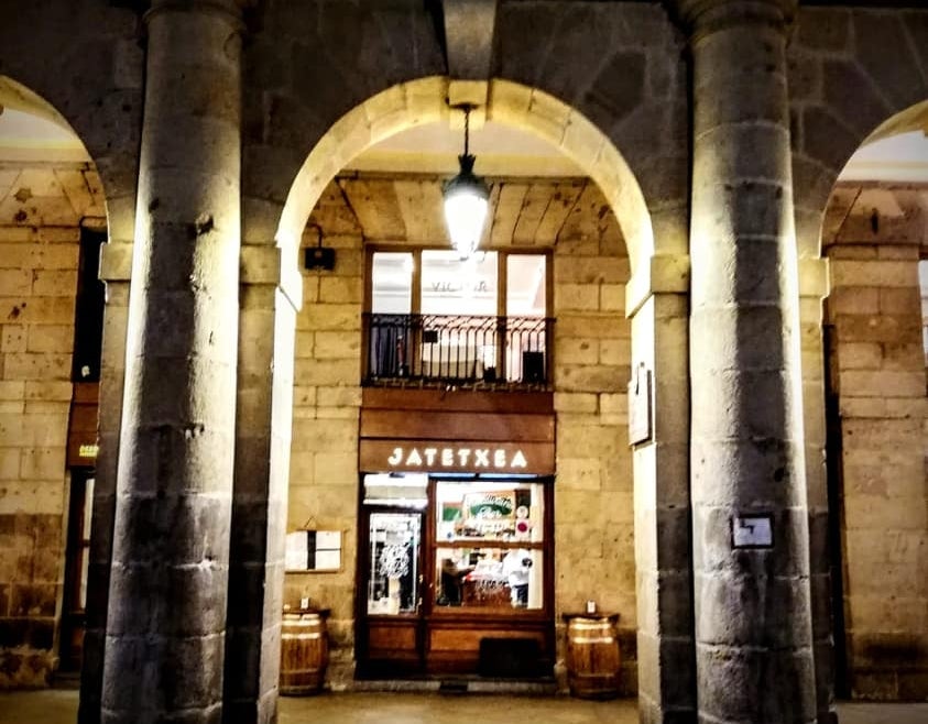 Exterior bajo los arcos de la Plaza Nueva.