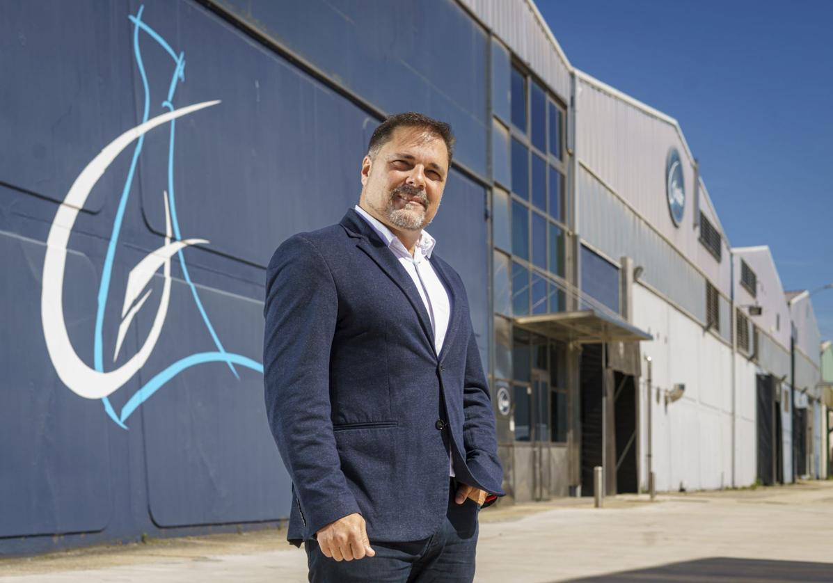 Adolfo Giraldo, en el exterior de las naves donde desalan el bacalao en el polígono de Goiain.