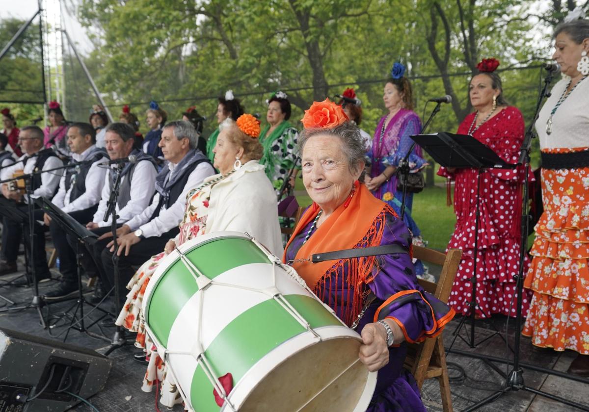 El coro Séneca ha sido el encargado de ponerle los primeros acordes a la fiesta