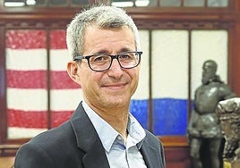 José Luis Casabán sonríe en la Comandancia de Marina de Bilbao.