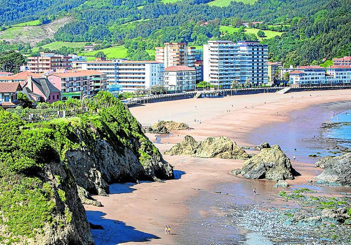 Varios chalés se asoman al mar en el controvertido acantilado de Peñas Rojas.