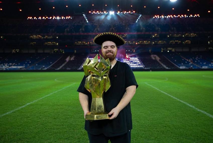 Ibai Llanos con el trofeo y con un sombrero mexicano,