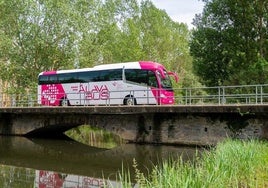 Un autocar de Alavabus circula por el territorio.