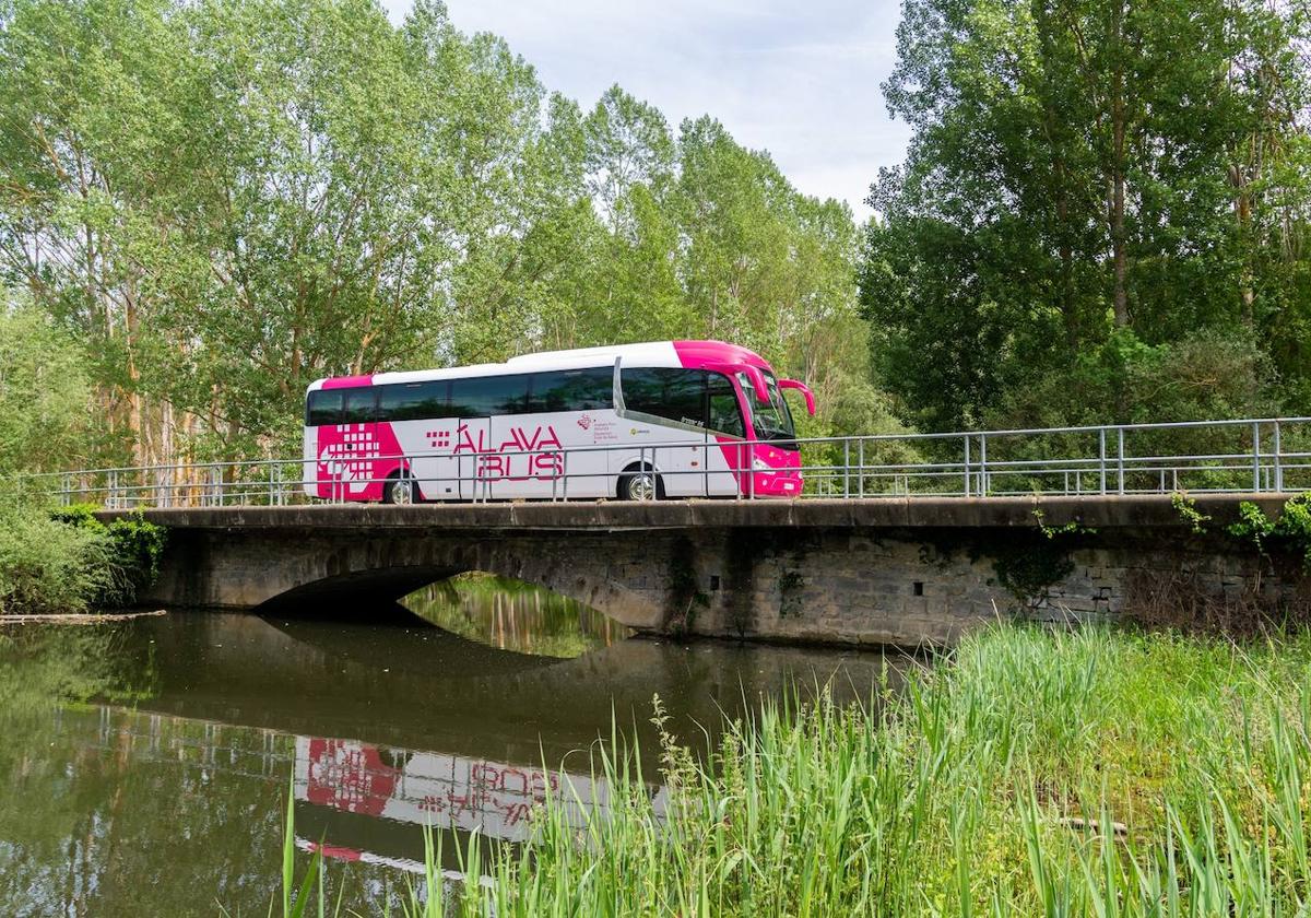 Un autocar de Alavabus circula por el territorio.