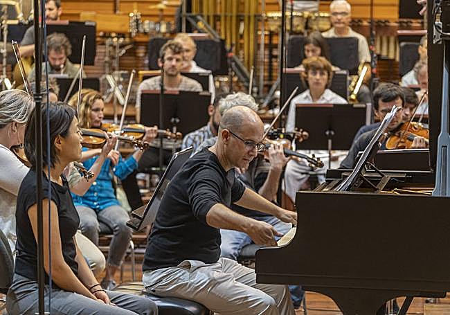 El pianista vitoriano Alfonso Gómez, durante la grabación.