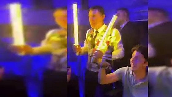 Alvise celebra con el pequeño Nicolás en una discoteca el triunfo de Se acabó la fiesta