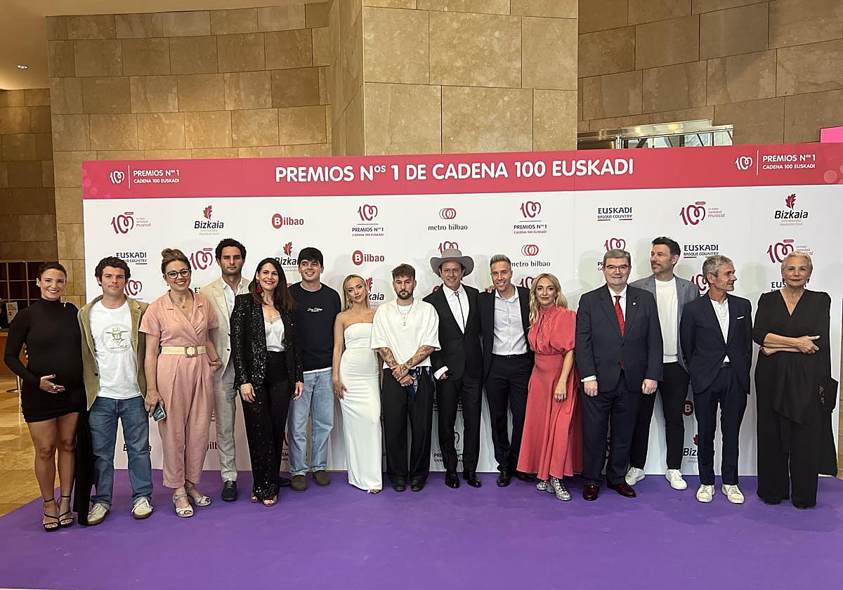 Desfile de famosos en Bilbao por la celebración de los Premios Cadena 100 en el Museo Guggenheim