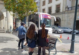 Varias personas esperan a ser atendidas junto al autobús de las donaciones de sangre en Gernika.