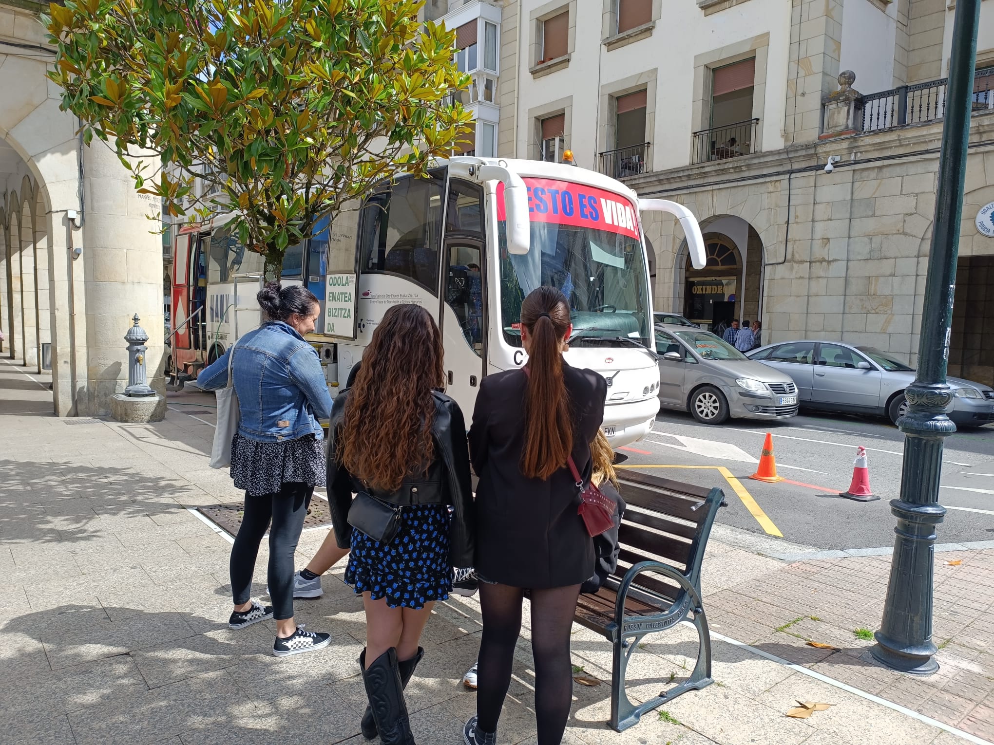 Varias personas esperan a ser atendidas junto al autobús de las donaciones de sangre en Gernika.