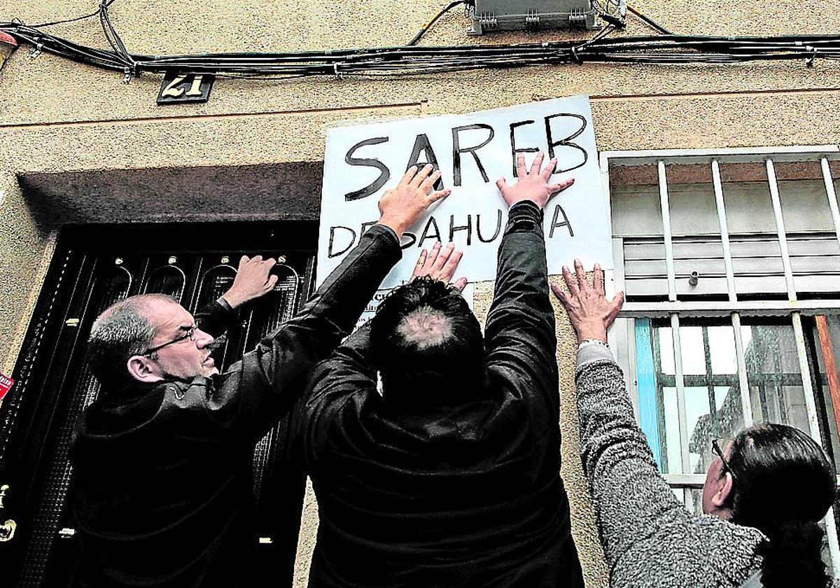 Imagen de una protesta en unos edificios propiedad de la Sareb.