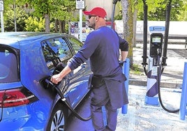 Un conductor recarga su turismo en una electrolinera.