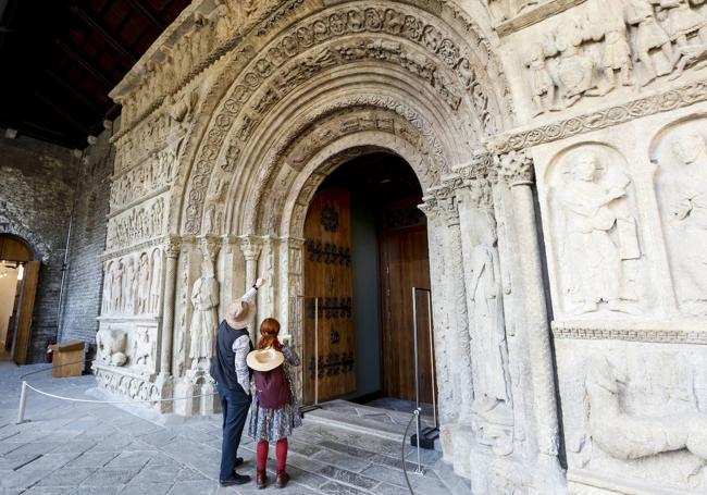 Turistas ante la portada de Santa María de Ripoll.