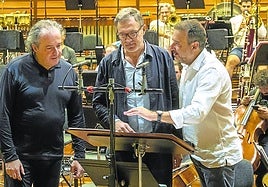 Juanjo Mena, Gabriel Erkoreka y Carlos Mena repasan una de las partituras.