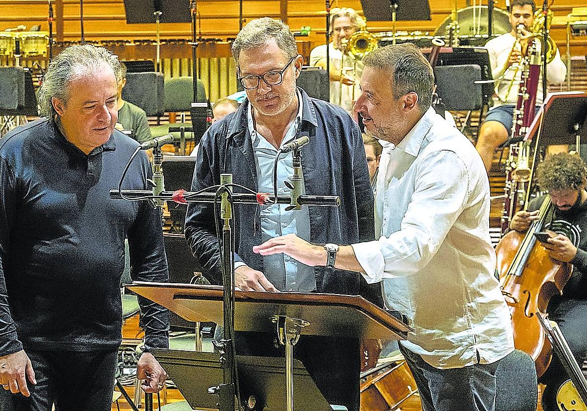 Juanjo Mena, Gabriel Erkoreka y Carlos Mena repasan una de las partituras.