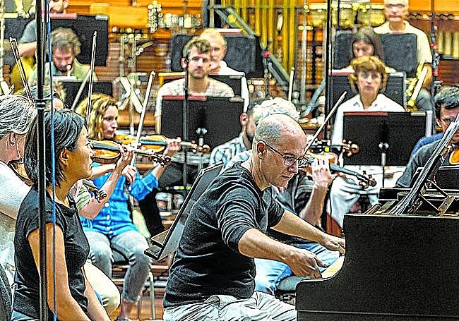 El pianista vitoriano Alfonso Gómez, durante la grabación.