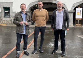 Los regidores Txutxi Ariznabarreta, Ekain Goiti y Alberto Ugarriza frente al Consistorio de Zeberio.