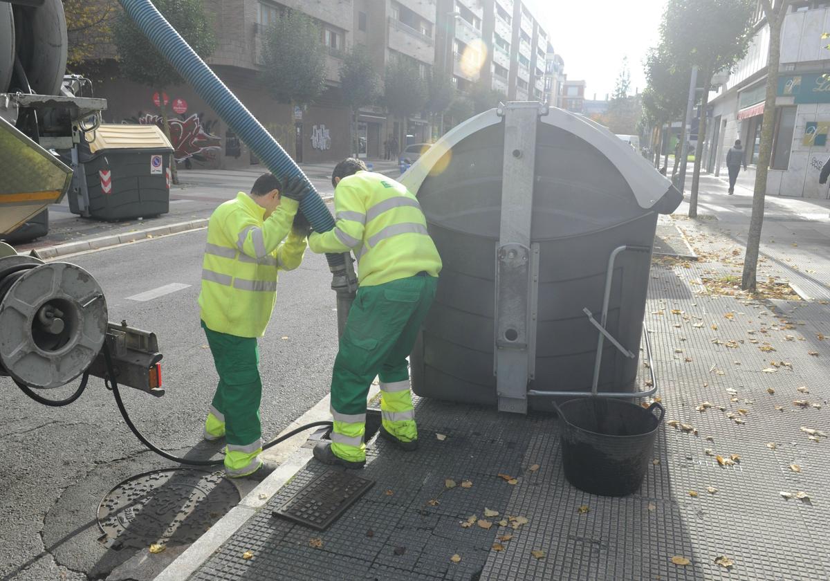 Dos empleados del sector trabajan en una alcantarilla de Vitoria.