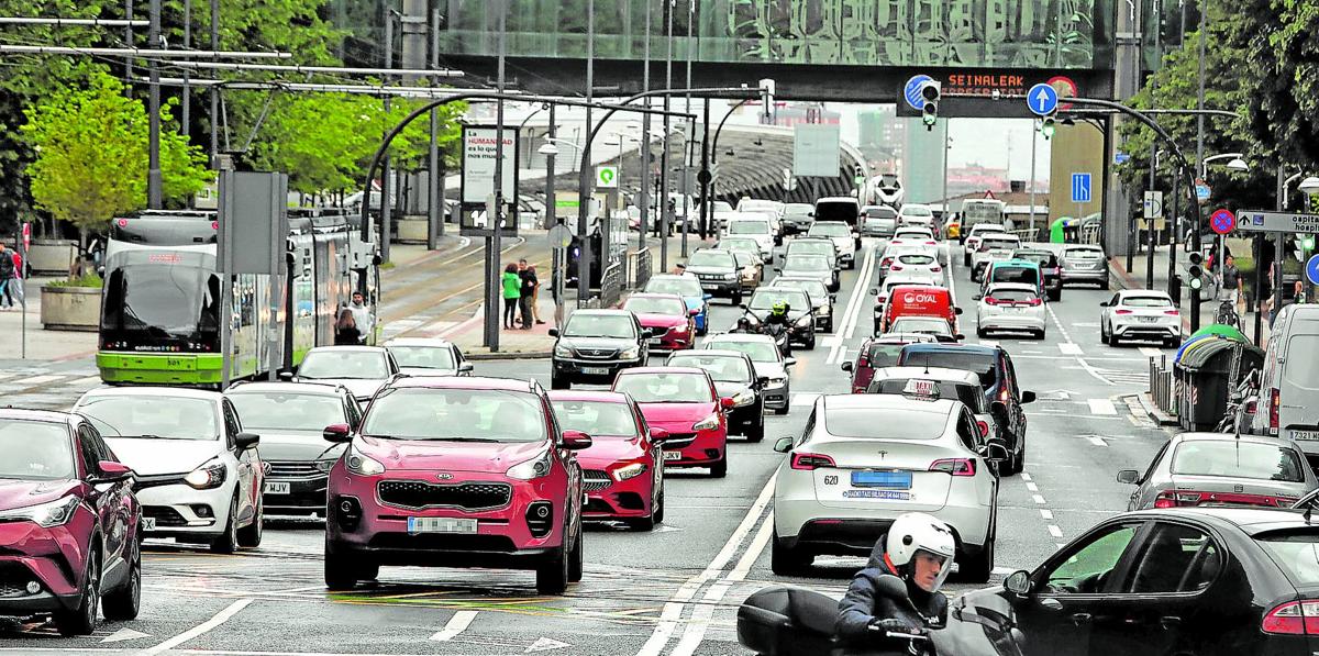 Tráfico en la entrada a Bilbao por los túneles de San Mamés.