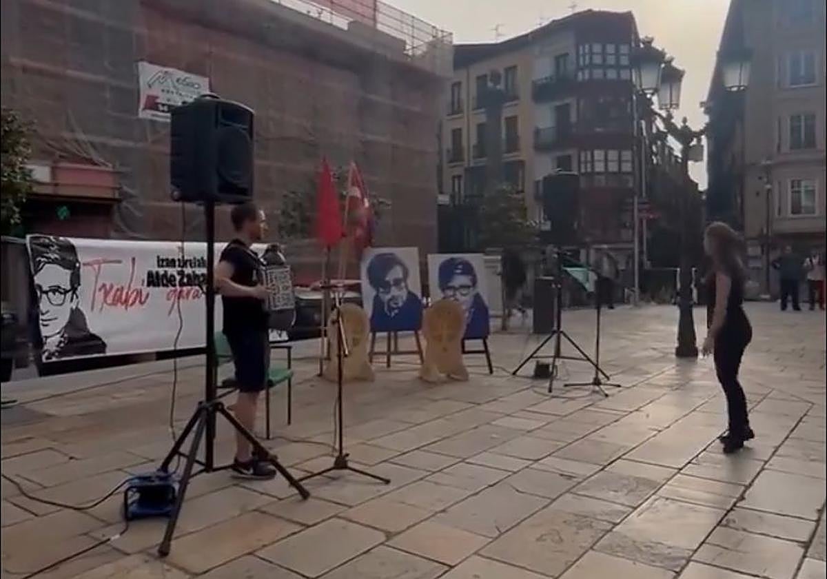 Homenaje con aurresku y trikitixa al etarra Txabi Etxebarrieta en el Casco Viejo de Bilbao.