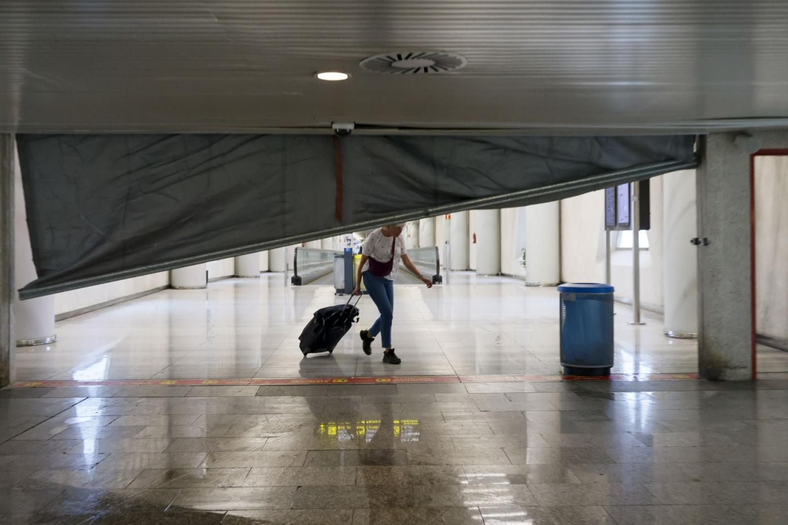 Imagen secundaria 1 - Una impresionante tromba de agua inunda el aeropuerto de Palma y cancela dos vuelos de Bilbao