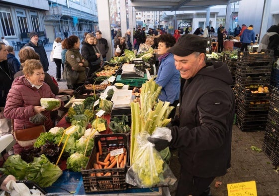 Clientes compran en el mercado de Santa Bárbara, en Vitoria.