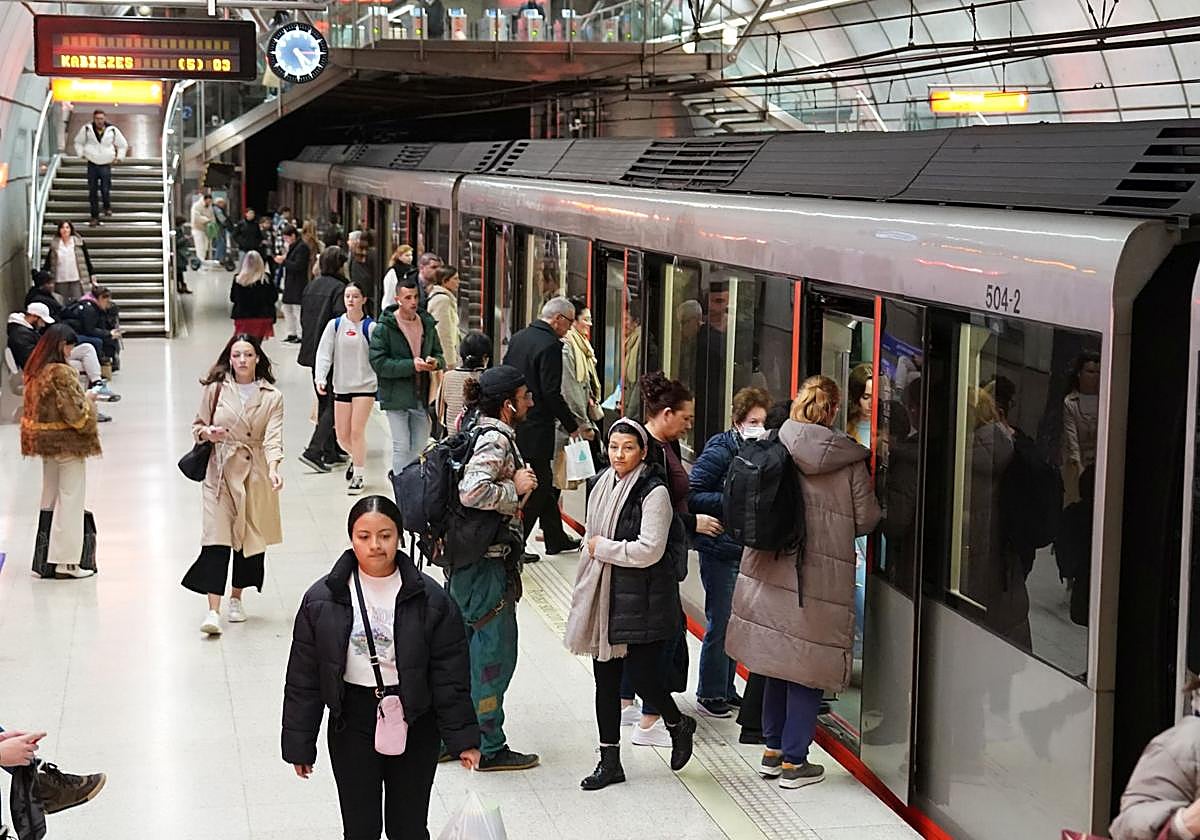El metro rompe su techo de viajeros al absorber a los usuarios de Bilbobus