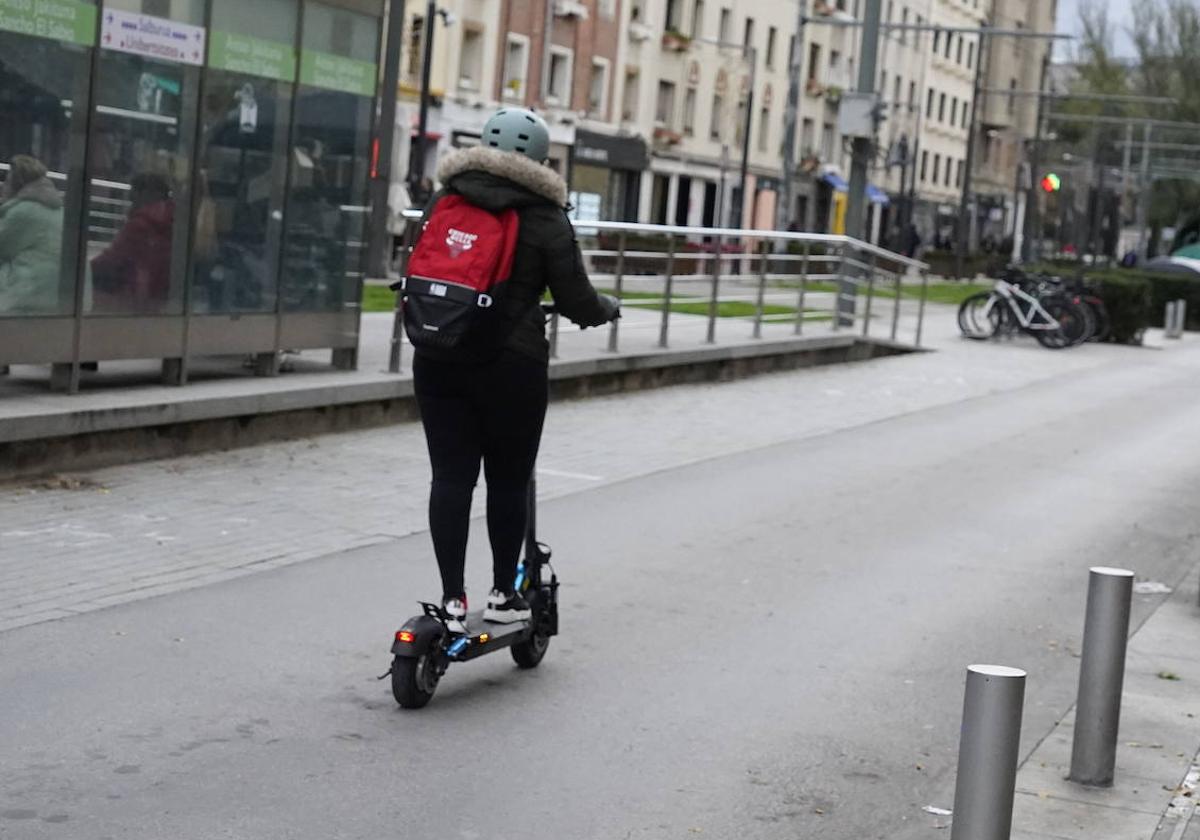 Una ciudadana circula en patinete por Vitoria.